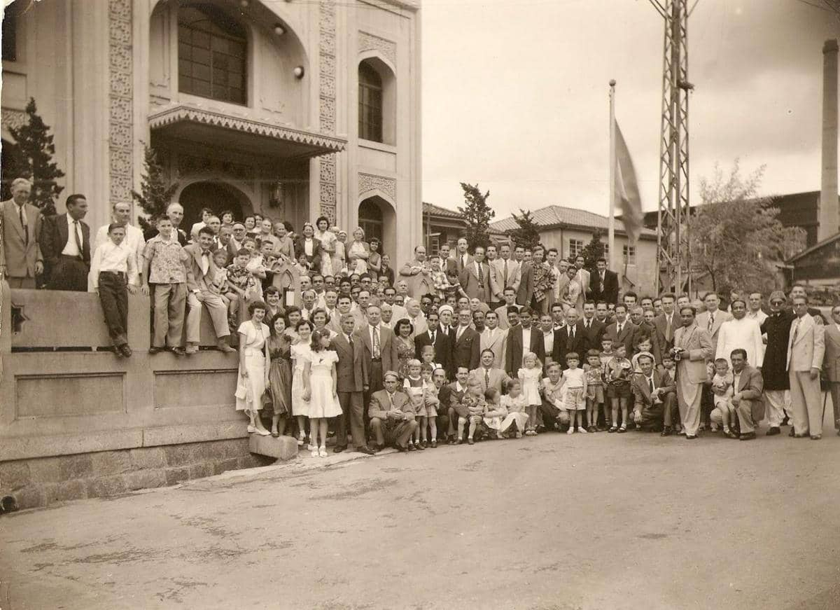 Suasana upacara pembukaan Masjid Kobe pada 1935, menandai peresmian salah satu masjid bersejarah di Jepang.