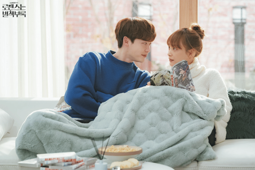 Lee Jong Suk dan Lee Na Young di drama Romance Is a Bonus Book