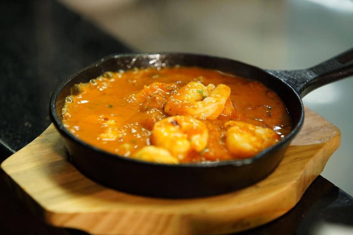 ilustrasi udang saus tomat ala shakshuka
