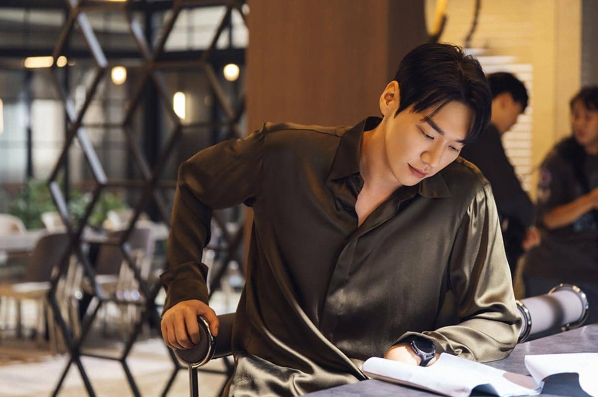 Kolase menampilkan momen di balik layar para pemain dan kru serial Take Charge of My Heart produksi Netflix.