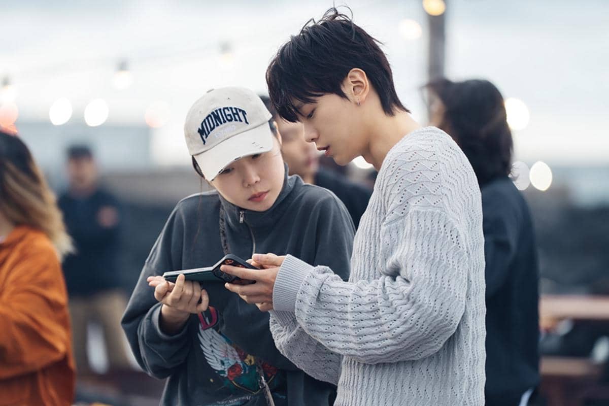 Kolase beberapa momen di balik layar produksi Take Charge of My Heart, serial yang ditayangkan Netflix.
