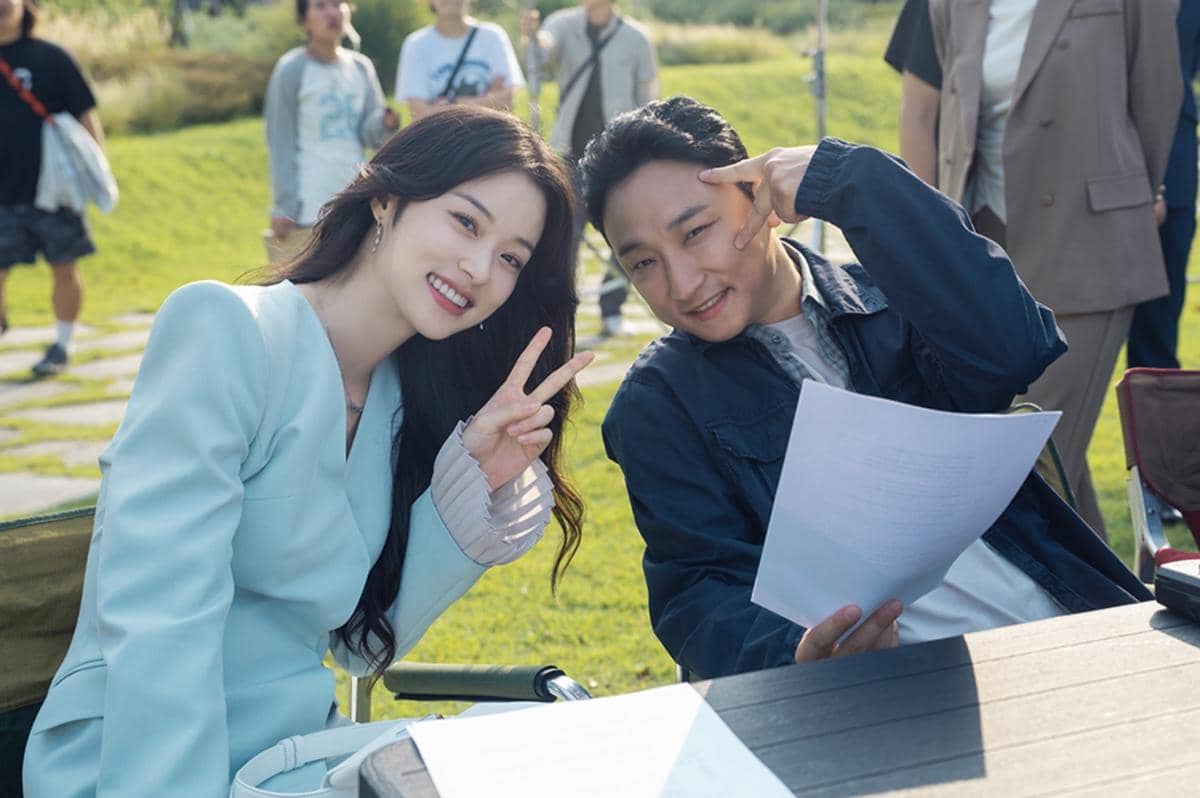 Kolase potret di balik layar serial Netflix Take Charge of My Heart bersama para pemeran dan kru produksi.