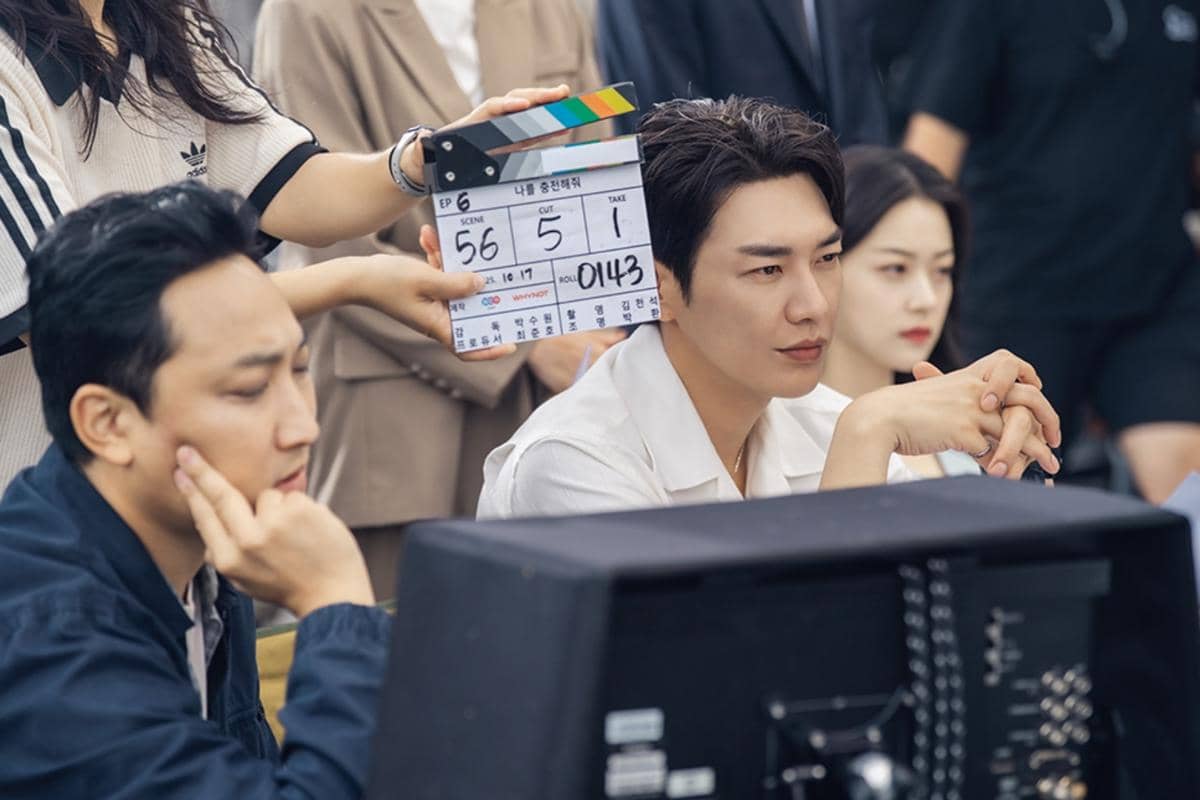 Kolase di balik layar serial Netflix Take Charge of My Heart yang memperlihatkan proses produksi bersama para pemeran.