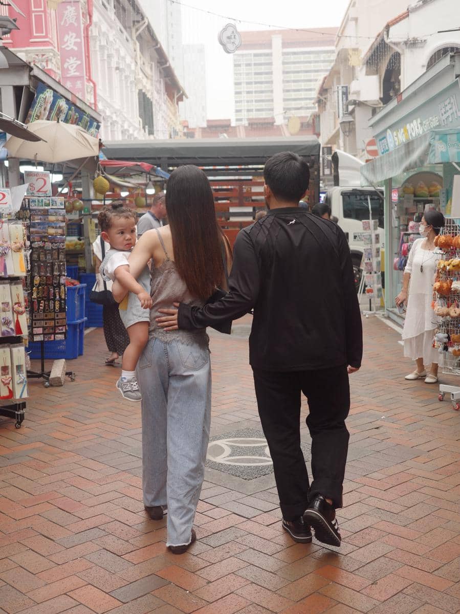 Keluarga Thariq dan Aaliyah Massaid libruan di Singapura