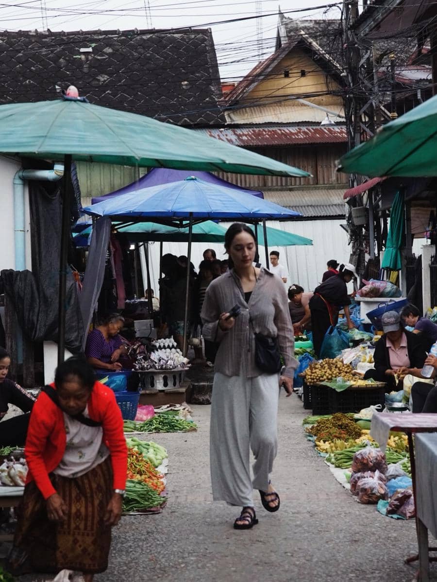 Tatjana Saphira menikmati liburan di Laos