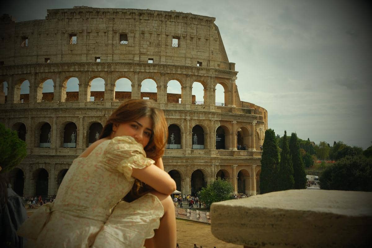 Liburan di Italia Bareng Mama, Aditi Bhatia Main ke Colosseum