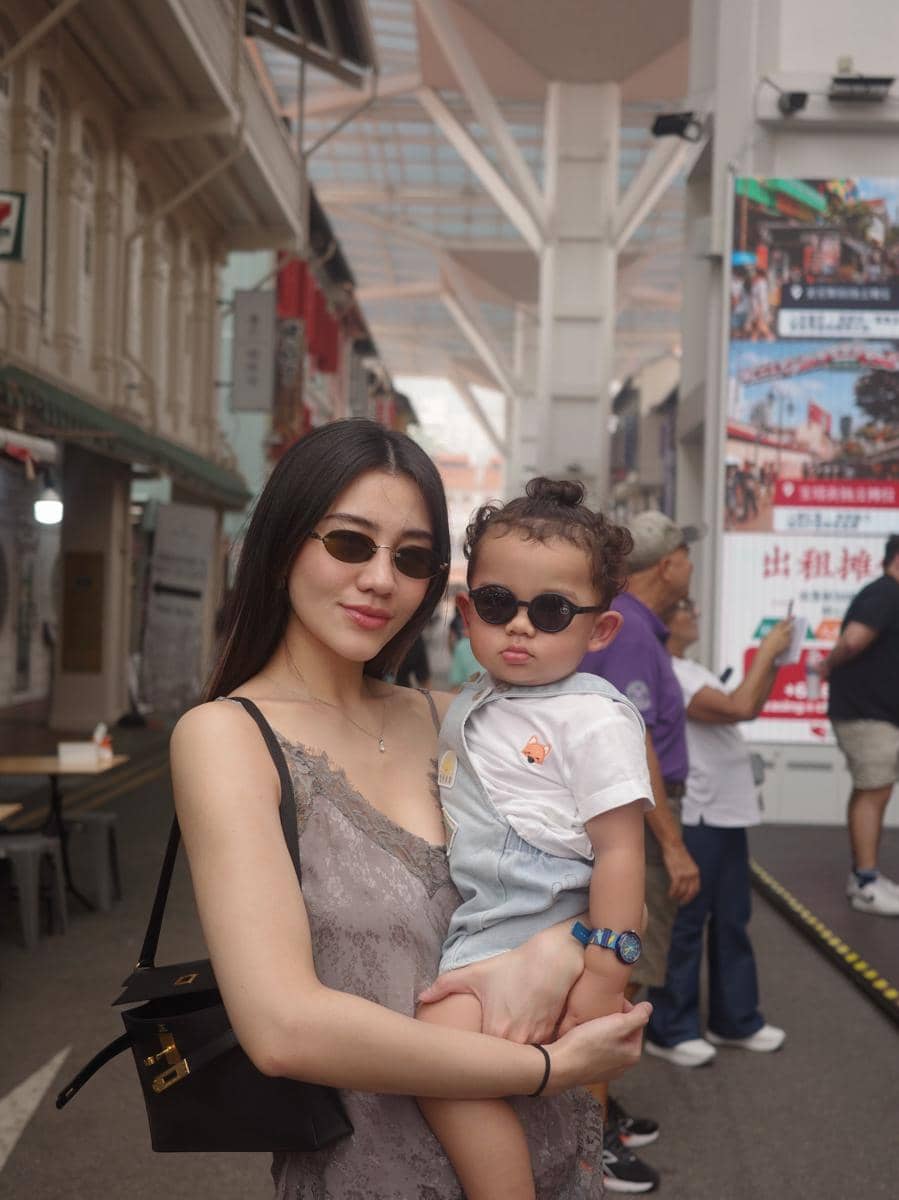 Keluarga Thariq dan Aaliyah Massaid libruan di Singapura