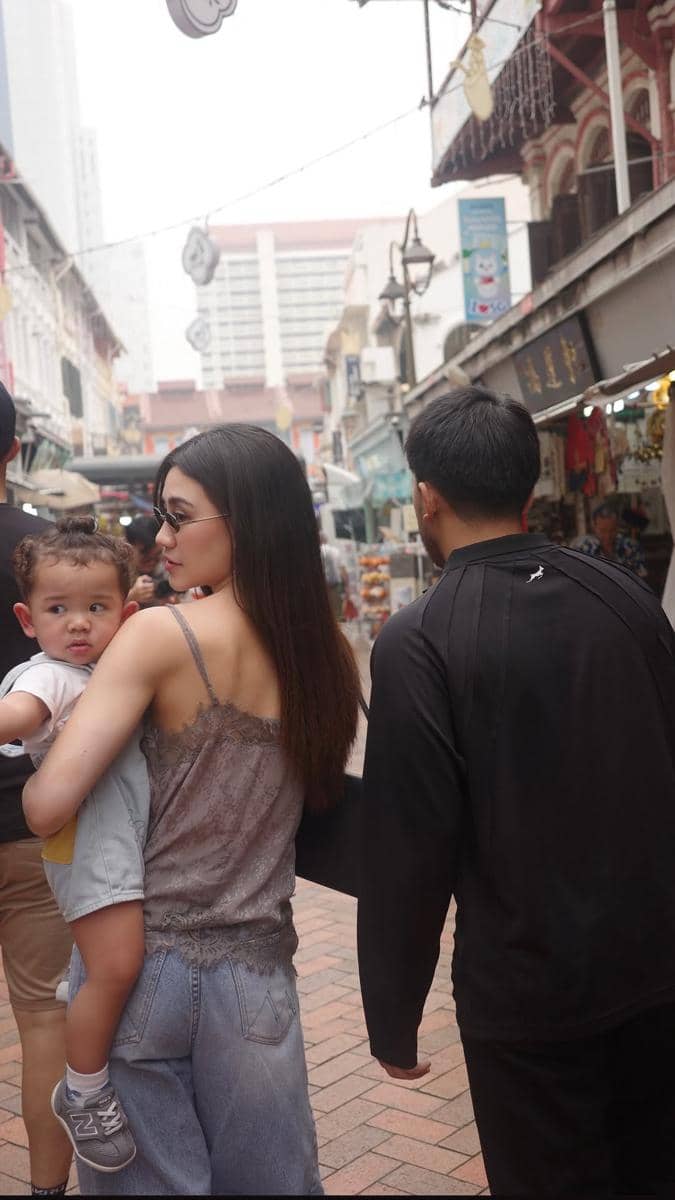 Keluarga Thariq dan Aaliyah Massaid libruan di Singapura