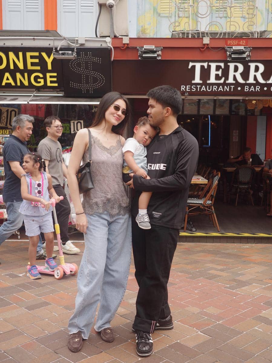 Keluarga Thariq dan Aaliyah Massaid libruan di Singapura