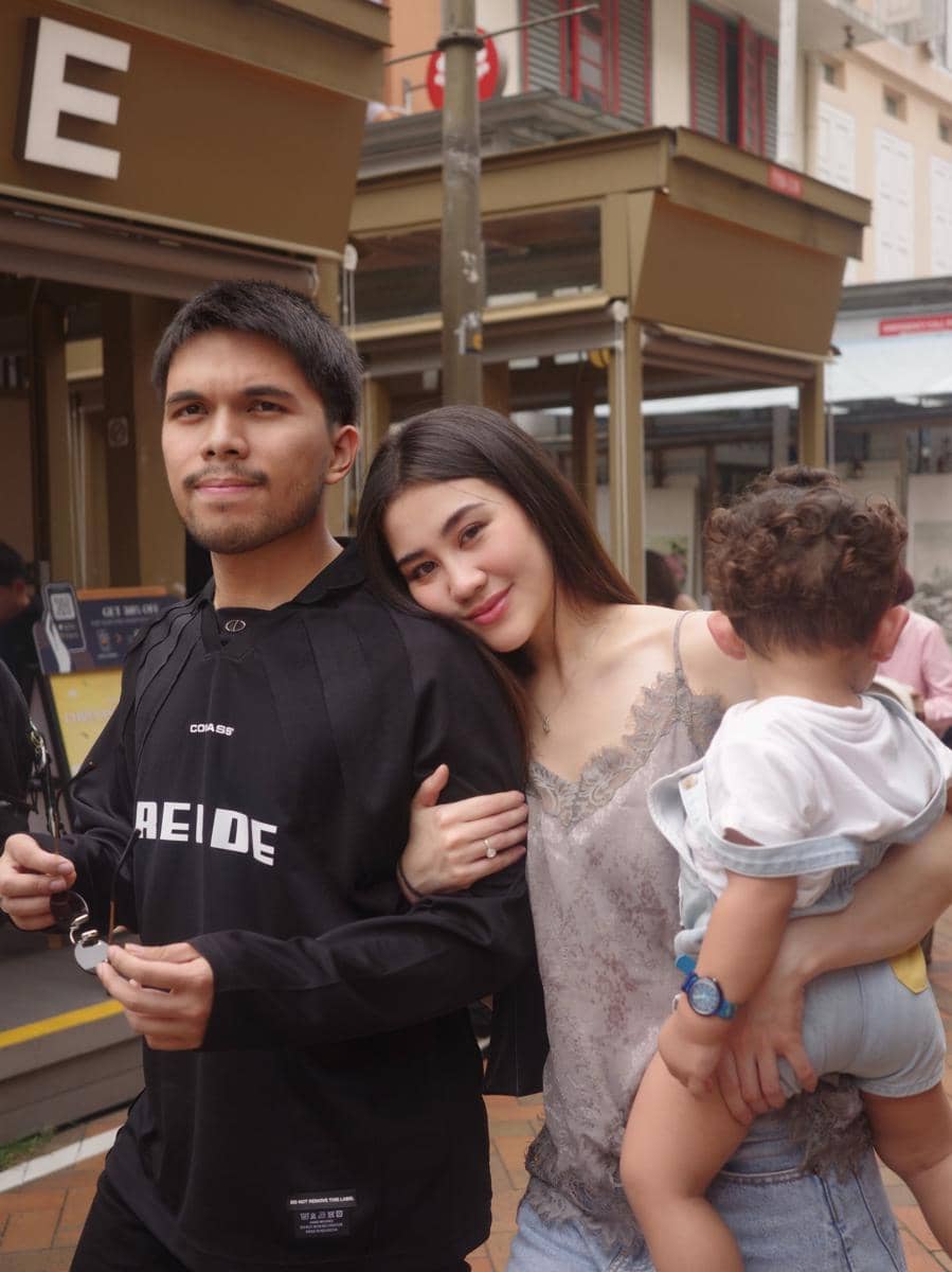 Keluarga Thariq dan Aaliyah Massaid libruan di Singapura