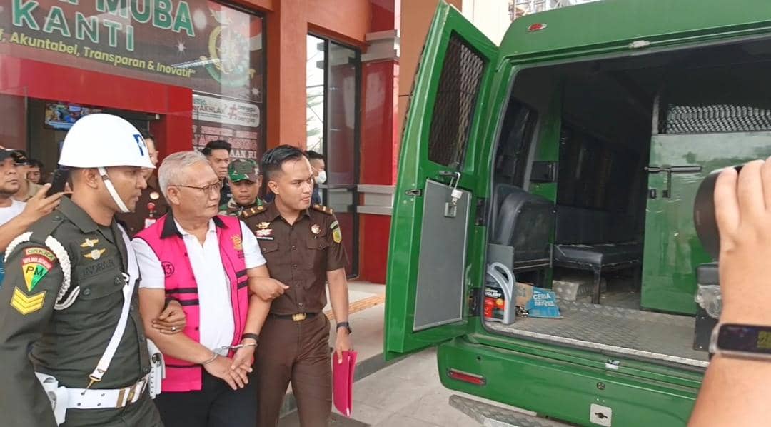 Tersangka TG dikawal petugas menuju mobil tahanan setelah ditetapkan dalam kasus dugaan korupsi aset tanah Pemkab Muba.