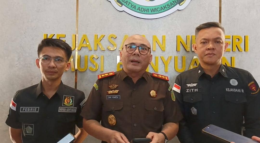 Kajari Muba Kiki Yonata bersama Kasi Pidsus Zith Muttaqin dan Kasi Intel Mayorudin Febri dalam dokumentasi IDN Times.