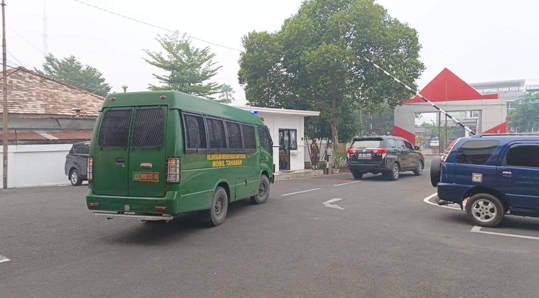 Tersangka TG digiring petugas menuju mobil tahanan setelah ditetapkan dalam kasus dugaan korupsi aset tanah Pemkab Muba.