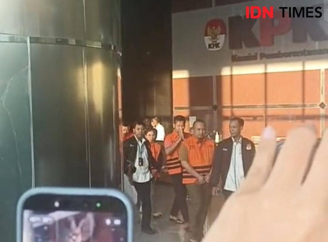 Para tersangka kasus korupsi BNPB digiring ke mobil tahanan KPK, Rabu (14/10/2026).(IDN Times/Dini Sucianingrum)