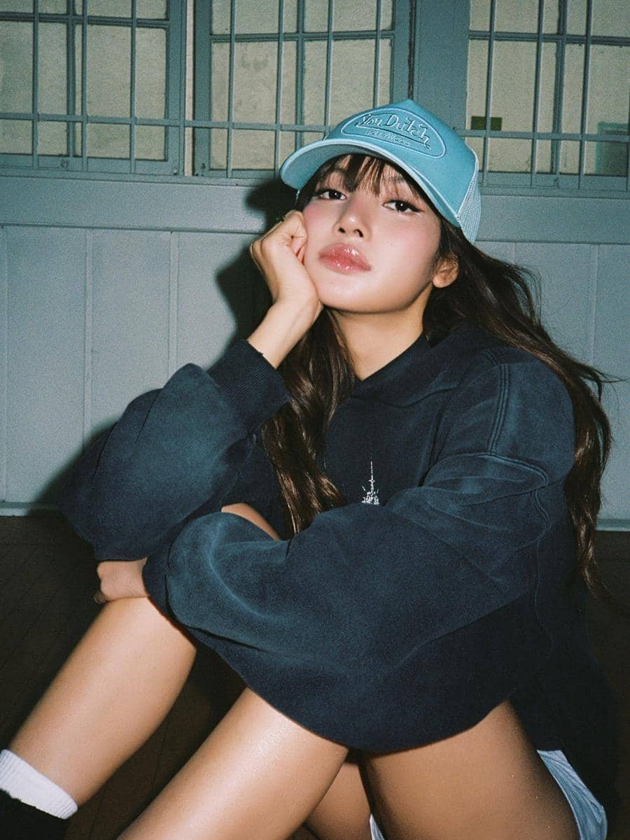 Potret Lisa BLACKPINK dalam unggahan akun Instagram wearelloud, dengan fokus pada penampilan sang penyanyi.