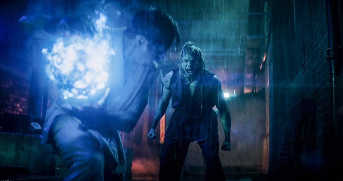 Ryu bersiap mengerahkan Hadoken ke arah Ken dalam adegan Street Fighter produksi Legendary Pictures dan Paramount Pictures.