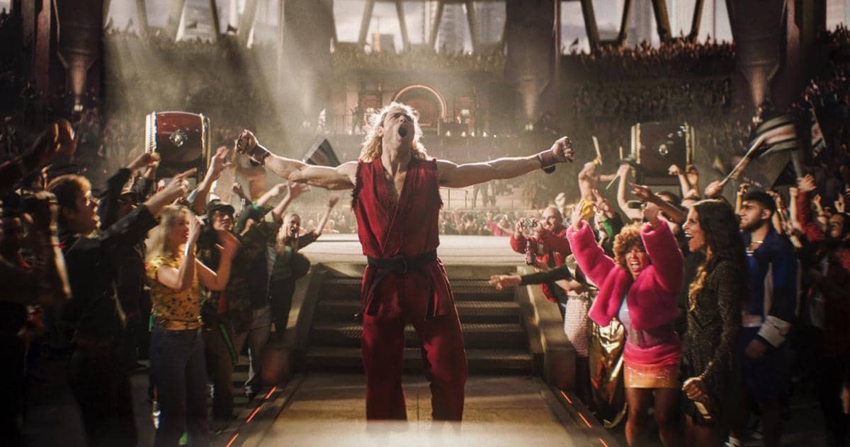 Potret Ken Masters mengenakan gi merah dengan ikat kepala pirang dalam materi promosi film Street Fighter.