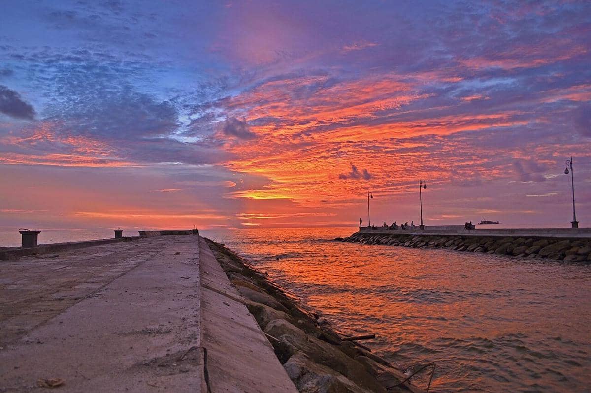 4 Pantai di Dekat Stasiun Pariaman buat Berburu Sunset