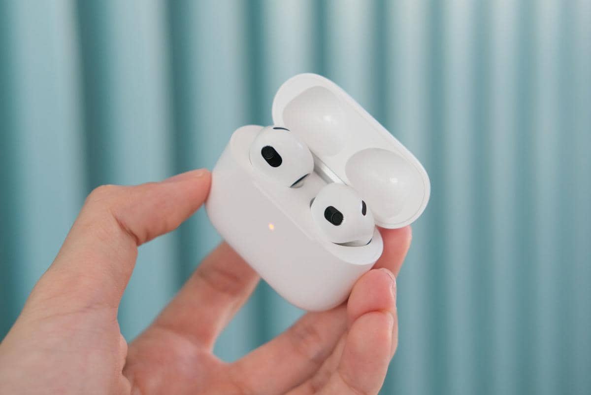 Mengisi Daya AirPods Wireless atau dengan Kabel, Mana yang Lebih Baik?