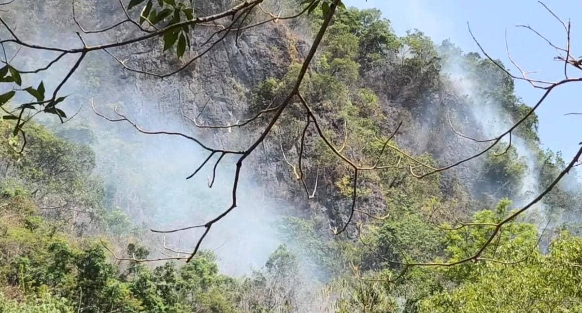 Kebakaran hutan dan lahan di kawasan Taman Nasional Bantimurung-Bulusaraung, Kabupaten Pangkajene dan Kepulauan (Pangkep), Sulawesi Selatan,