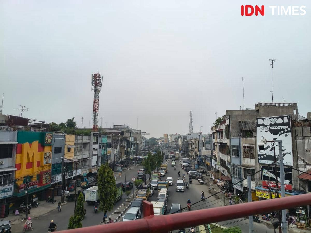 Kabut asap menyelimuti suasana Kota Medan pada Rabu, 14 Oktober 2026, sehingga jarak pandang tampak berkurang.