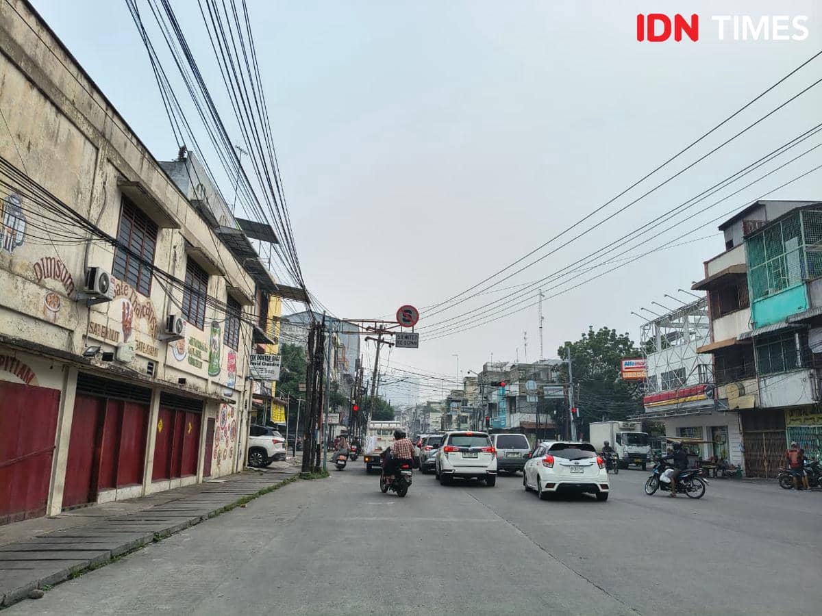 Kabut asap menyelimuti kawasan Kota Medan, membuat langit tampak kelabu dan jarak pandang di area perkotaan berkurang.