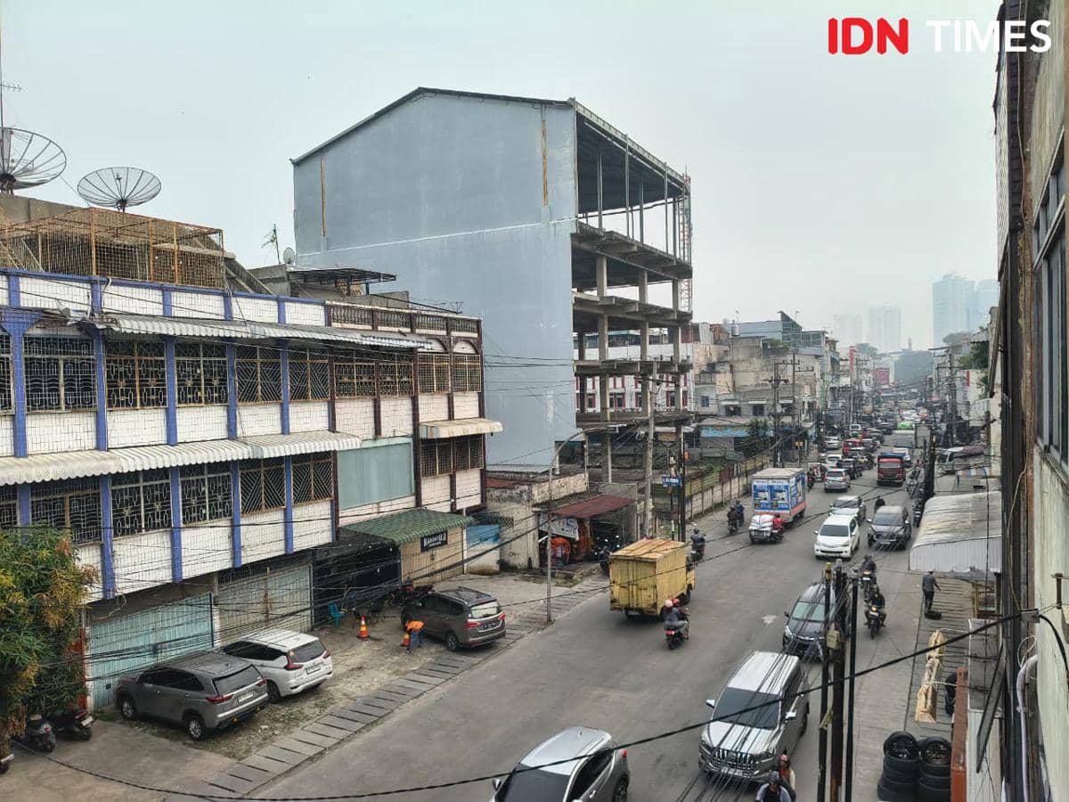 Langit Kota Medan tampak diselimuti kabut asap dengan jarak pandang yang mulai terbatas pada Rabu, 14 Oktober 2026.