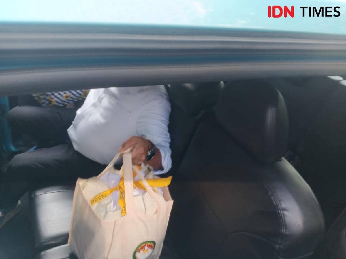 Sempat Kena OTT, Rustian Keluar KPK Bawa Tas Berlogo DWP