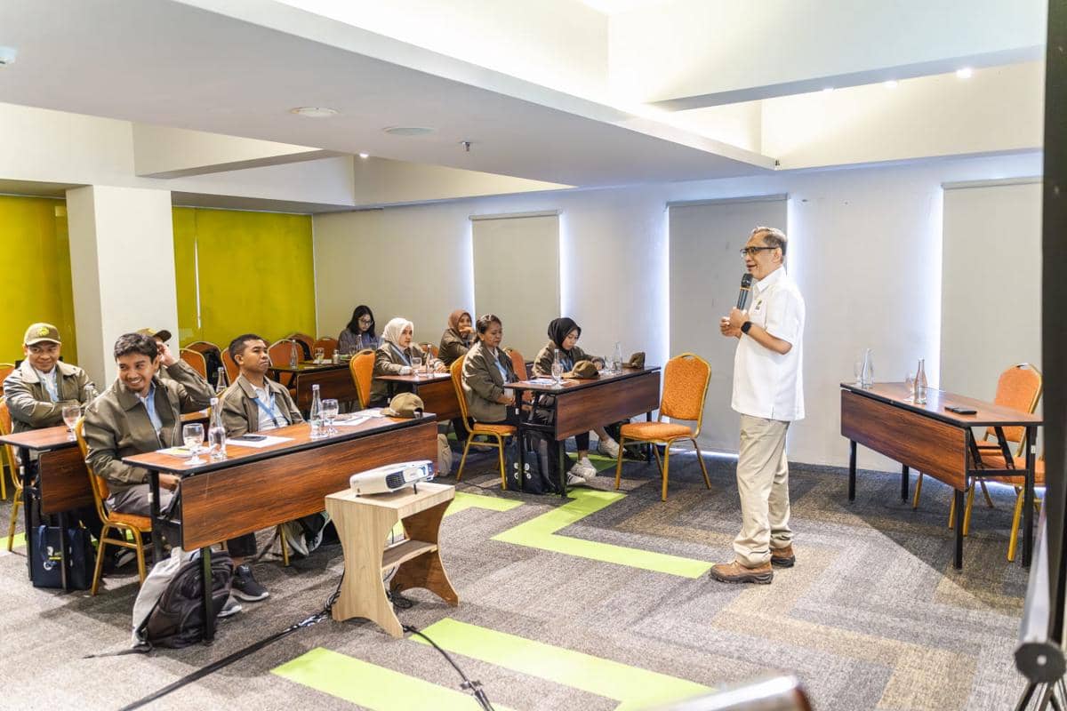 Peserta menyimak pemaparan materi dalam Community Organization & Management Training program Renewable Energy for the Last Mile (REAL) yang diselenggarakan oleh SRE Indonesia di Lombok.
