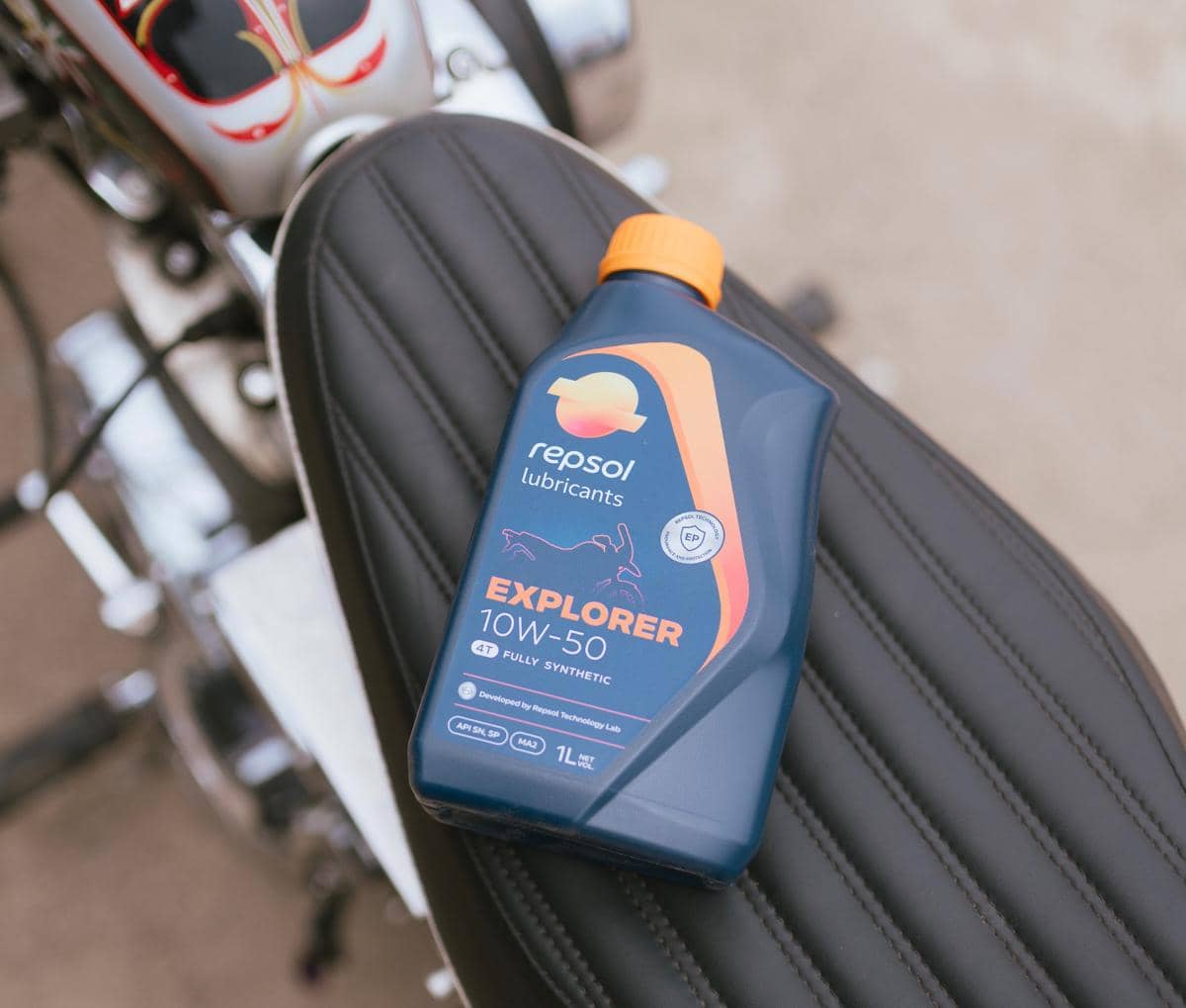 Empat lini pelumas baru Repsol dalam kemasan botol berlabel berbeda sebagai rangkaian produk yang diperkenalkan.