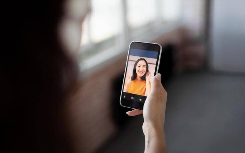 ilustrasi panggilan video call lewat smartphone