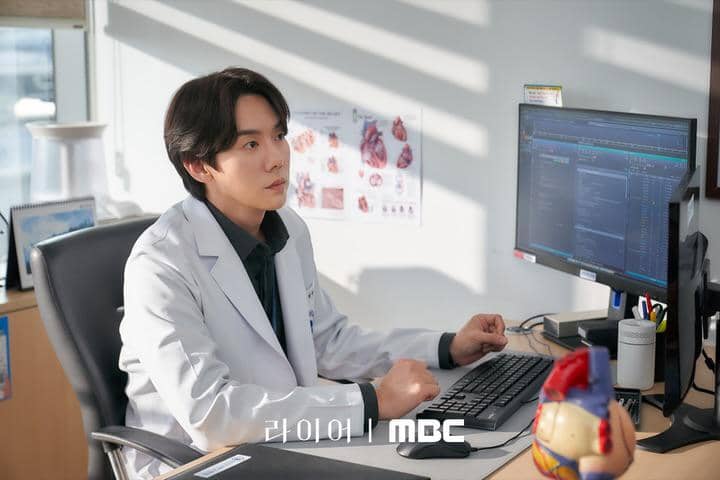 5 Profesi Yoo Yeon Seok di Drakor, Jadi Dokter Lagi di The Perfect Lie