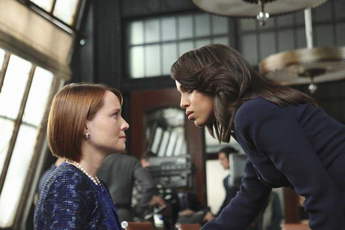 Samantha Sloyan (kiri) dalam serial Scandal