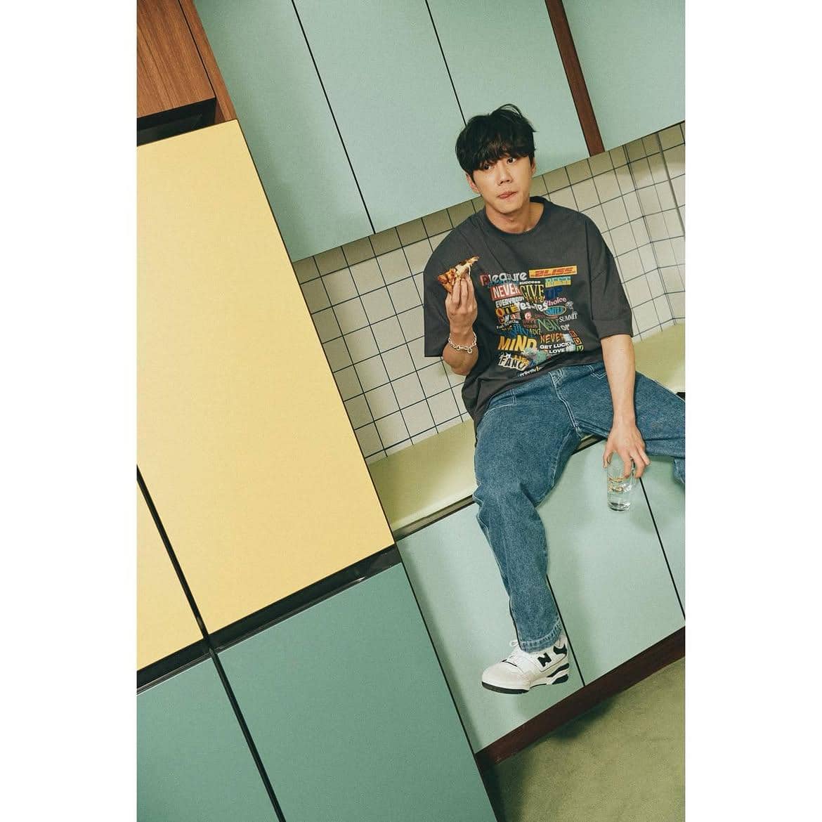 padu padan outfit oversize ala Lee Jun Young