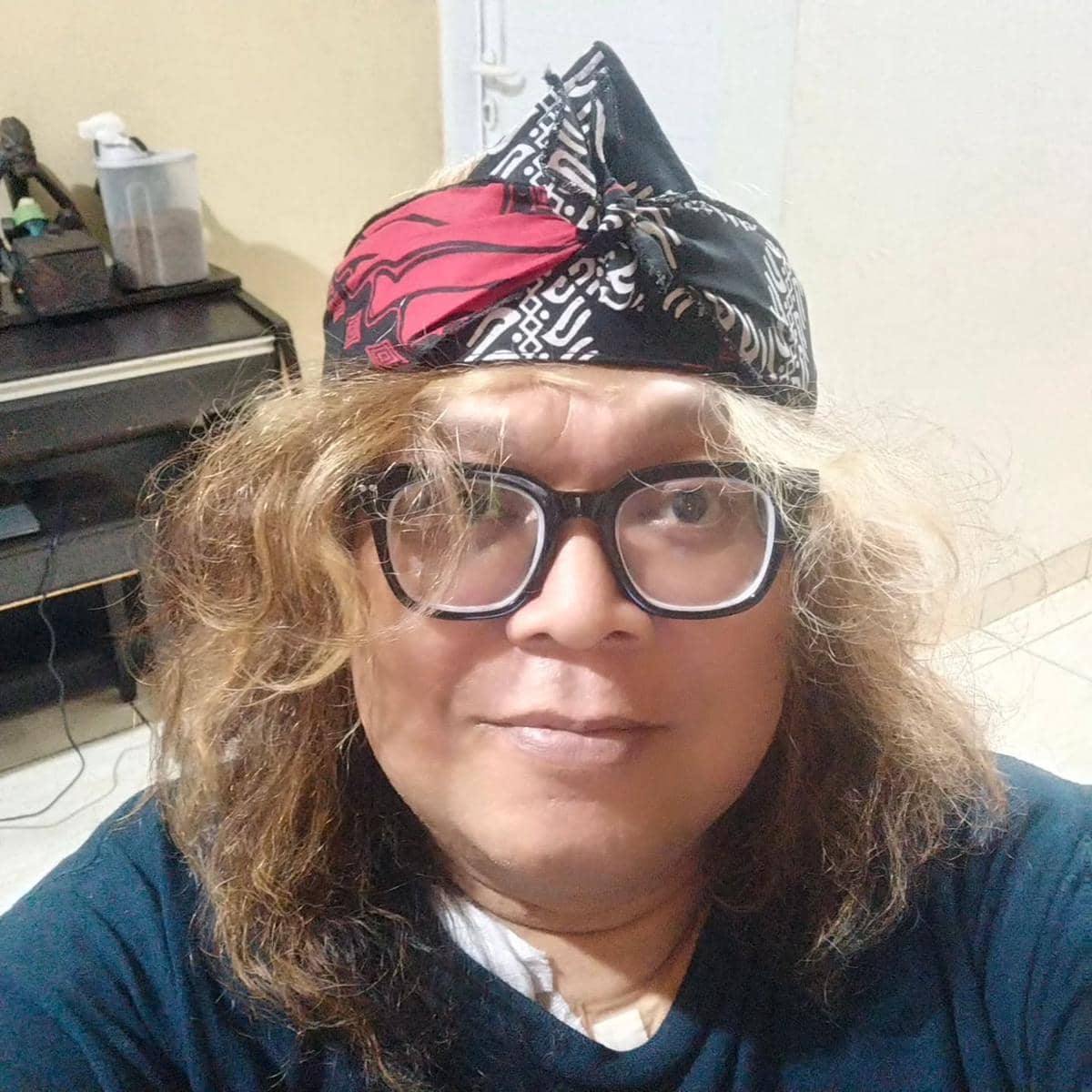 Potret Doddy Katamsi mengenakan kemeja bermotif dan tersenyum sambil memandang ke arah kamera dengan hangat.