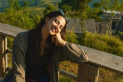 Liburan di Vietnam, Meenakshi Chaudhary Kembali Menemukan Diri Sendiri