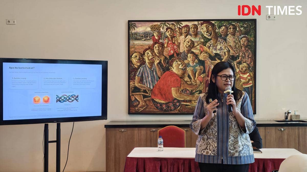 Dokter gizi klinik konsultan Diana Sunardi berbicara dalam seminar World Food Day 2026 bersama Danone Indonesia dan UPH.