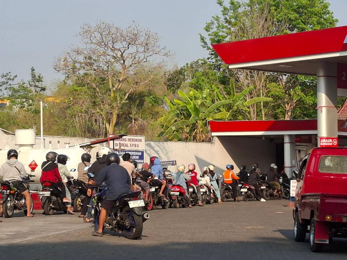 Antrean sepeda motor dan mobil mengular di SPBU Rekasan, Kabupaten Malang, saat warga menunggu pengisian bahan bakar.