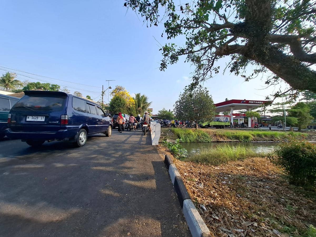 Deretan sepeda motor dan mobil mengantre di area SPBU Talangagung, Kabupaten Malang, untuk mengisi bahan bakar.