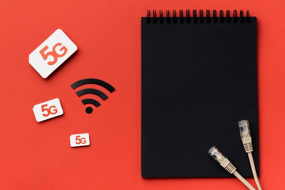 ilustrasi kartu SIM fisik dan notebook
