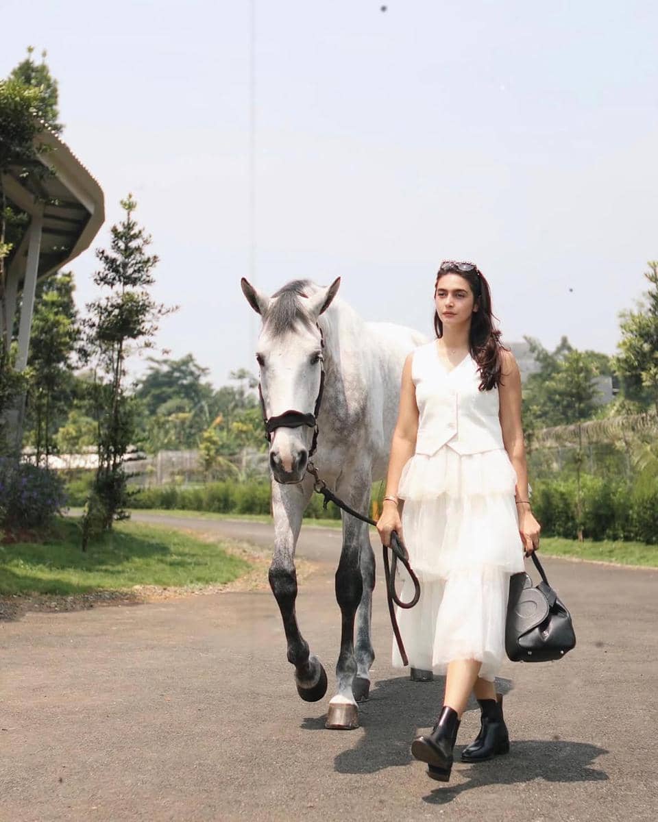 style monokrom Nabila Syakieb