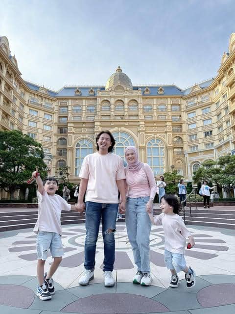 Potret OOTD traveling keluarga Cut Meyriska dalam unggahan Instagram dengan gaya busana saat bepergian.