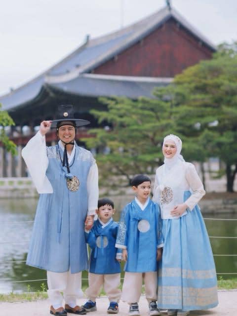 Keluarga Cut Meyriska mengenakan OOTD saat traveling, sebagaimana dibagikan melalui akun Instagram @cutratumeyriska.