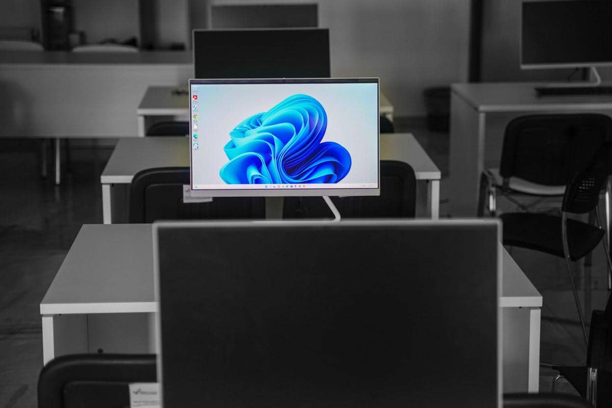 komputer dengan Windows 11