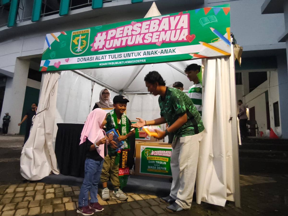 Bonek Galang Masker untuk Korban Karhutla saat Persebaya Vs PSS