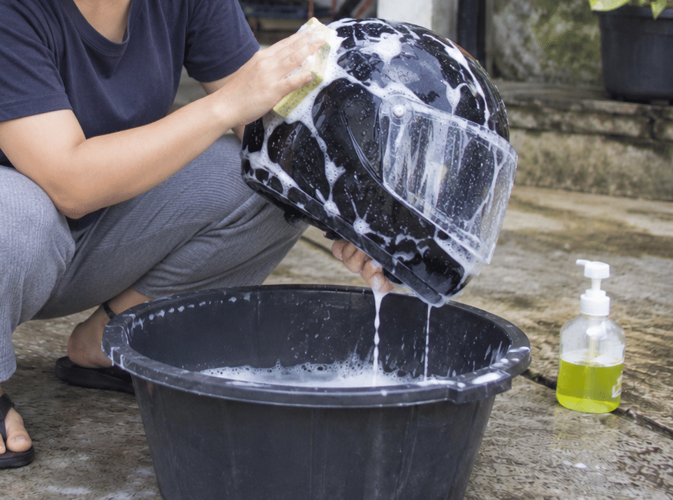 Seberapa Sering Mencuci Helm? Jangan Tunggu Sampai Bau!