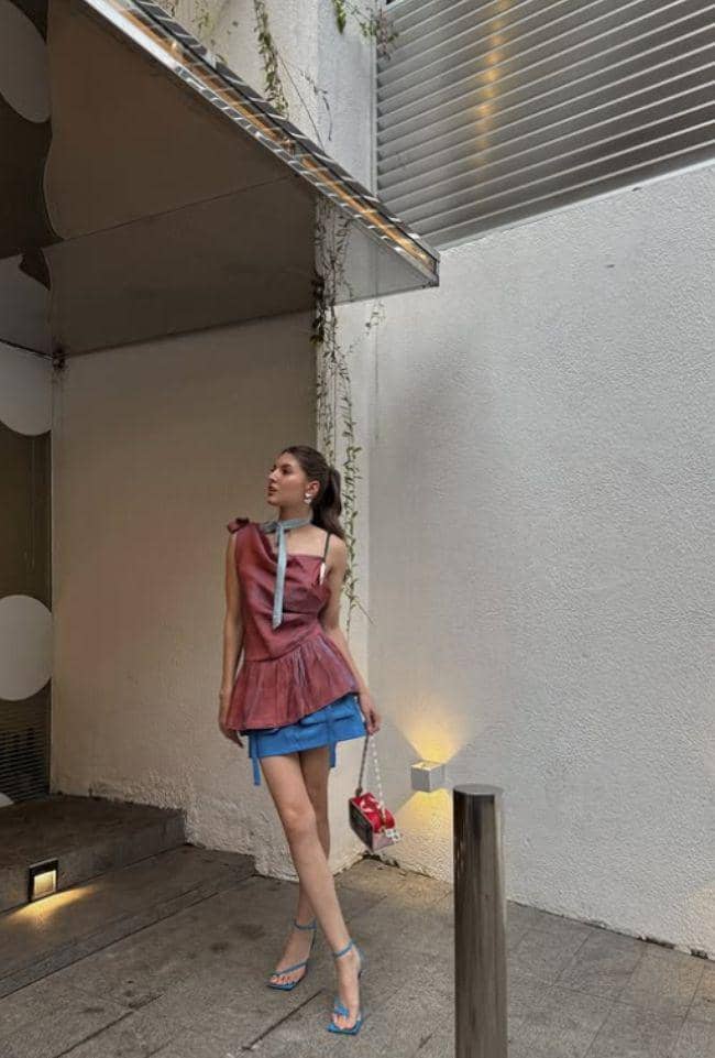 mix and match outfit pakai mini skirt ala Mikaila Patritz