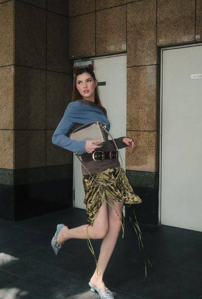 mix and match outfit pakai mini skirt ala Mikaila Patritz