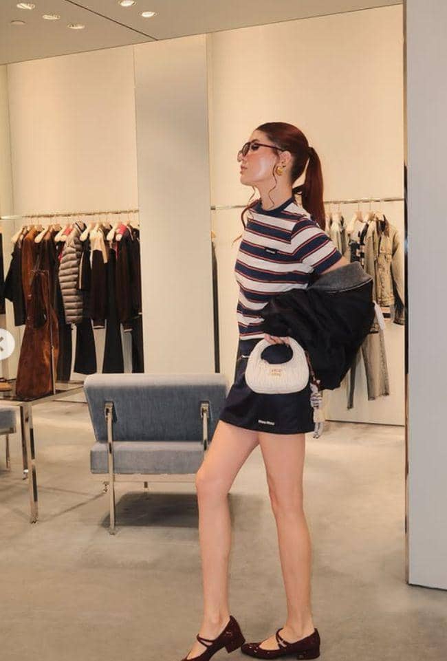 mix and match outfit pakai mini skirt ala Mikaila Patritz