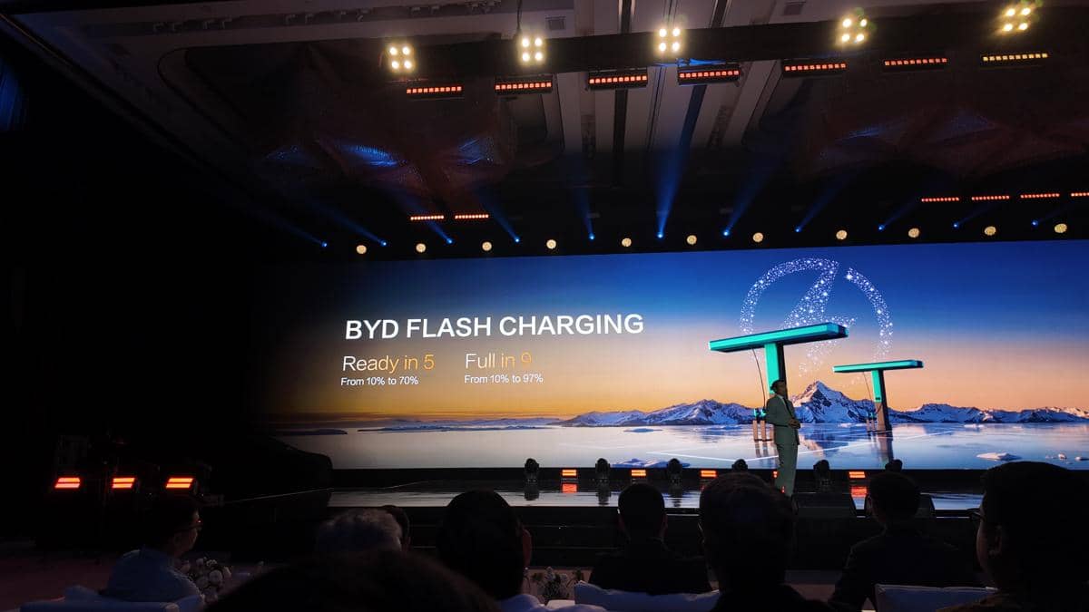 Peluncuran BYD Flash Charging di Indonesia dalam acara resmi yang didokumentasikan media IDN Times.